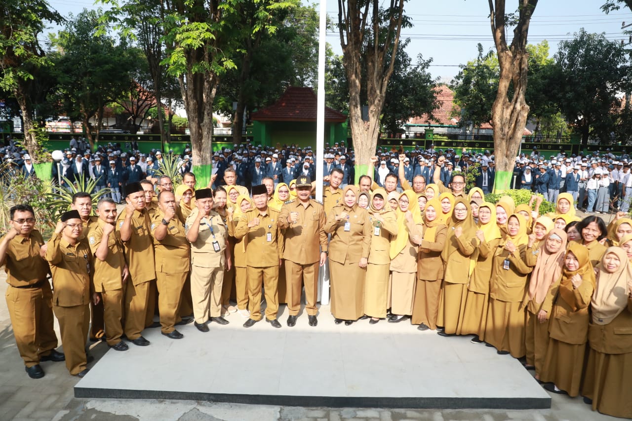 Foto 8 dari 13: Jadi Pembina Upacara Di SMKN 1, Wali Kota Pesan Murid Patuhi Guru Agar Prestasi Terus Melaju