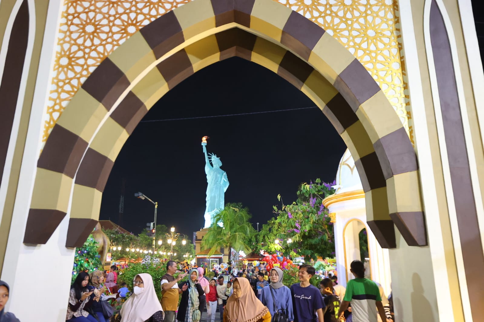 Tumplek Blek di Kawasan Wisata Dunia