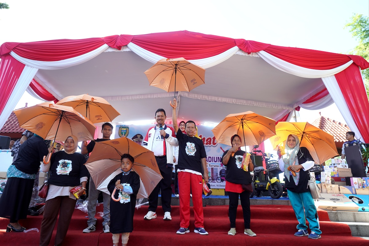 Foto 5 dari 9: Ribuan Warga Ikut Ramaikan Jalan Sehat Bersama Wali Kota Dr. Maidi