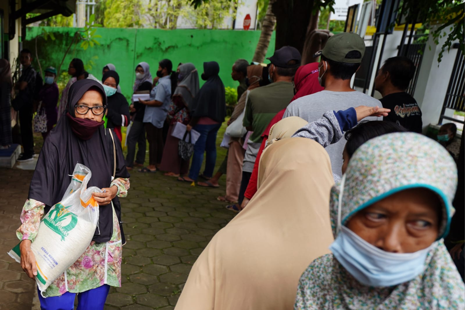 Foto 8 dari 10: Tekan Lonjakan Harga Bahan Pokok Jelang Lebaran, Pemerintah Salurkan Bantuan Pangan Bagi Masyarakat