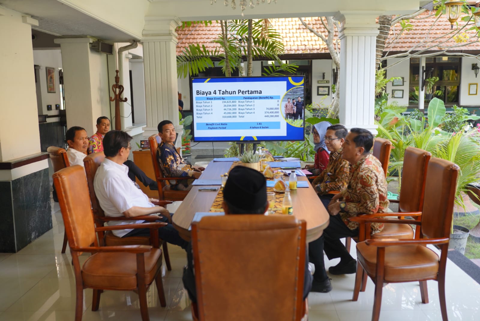 Foto 2 dari 7: Audiensi Dengan Prof. Didiek Dari Bogor, Wali Kota Coba Kembangkan Kelapa Kopyor Di Kota Madiun