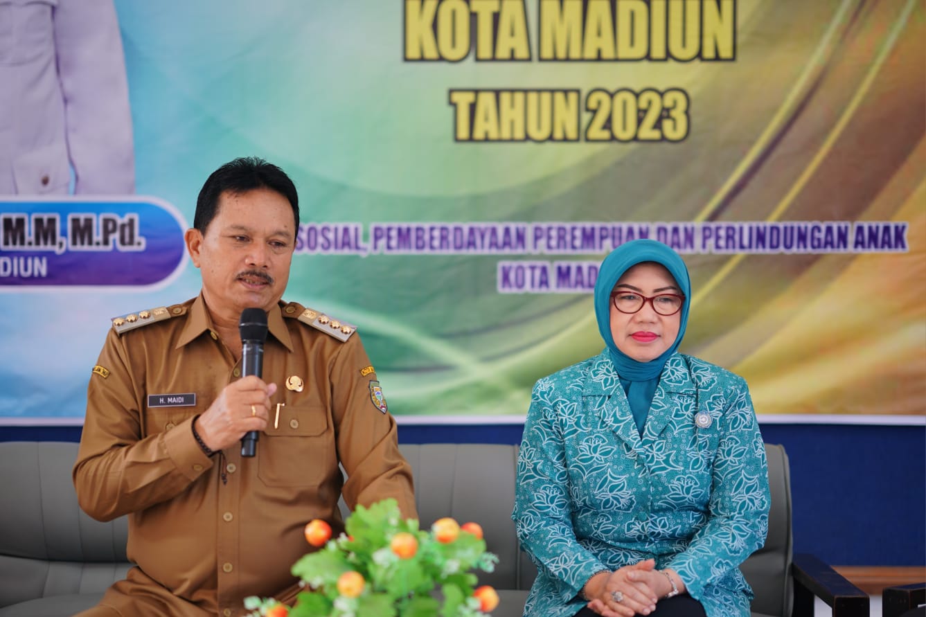 Foto 3 dari 10: Salurkan Bantuan DBHCHT, Wali Kota Harap Bermanfaat Bagi Penerima