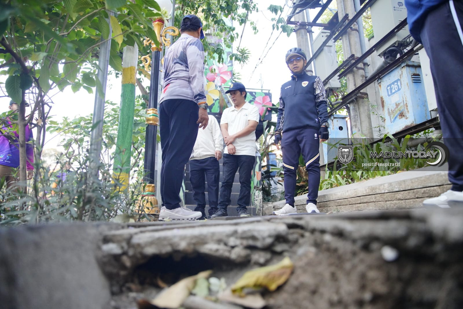 Foto 2 dari 4: Jembatan Penyeberangan Orang Depan Plaza Lawu Bakal Dilepas, Pedestrian Sisi Barat Juga Dilebarkan
