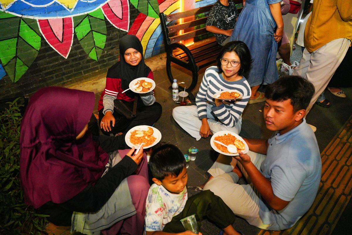 Foto 19 dari 19: Meriahnya CFN, Santap Nasi Goreng Gratis Hingga Menikmati Pertunjukkan Barongsai