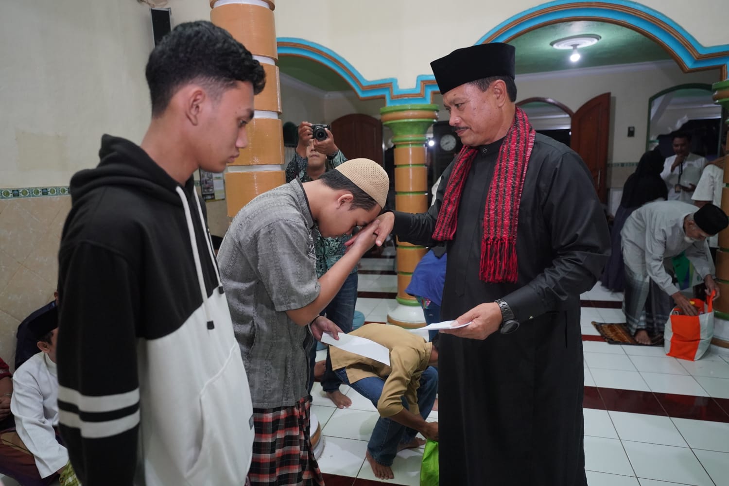 Foto 9 dari 9: Salat Isya di Masjid Baiturohman Kelurahan Rejomulyo, Jamaah Minta Bantuan Rp 10 Juta, Wali Kota Kasih Rp 15 Juta