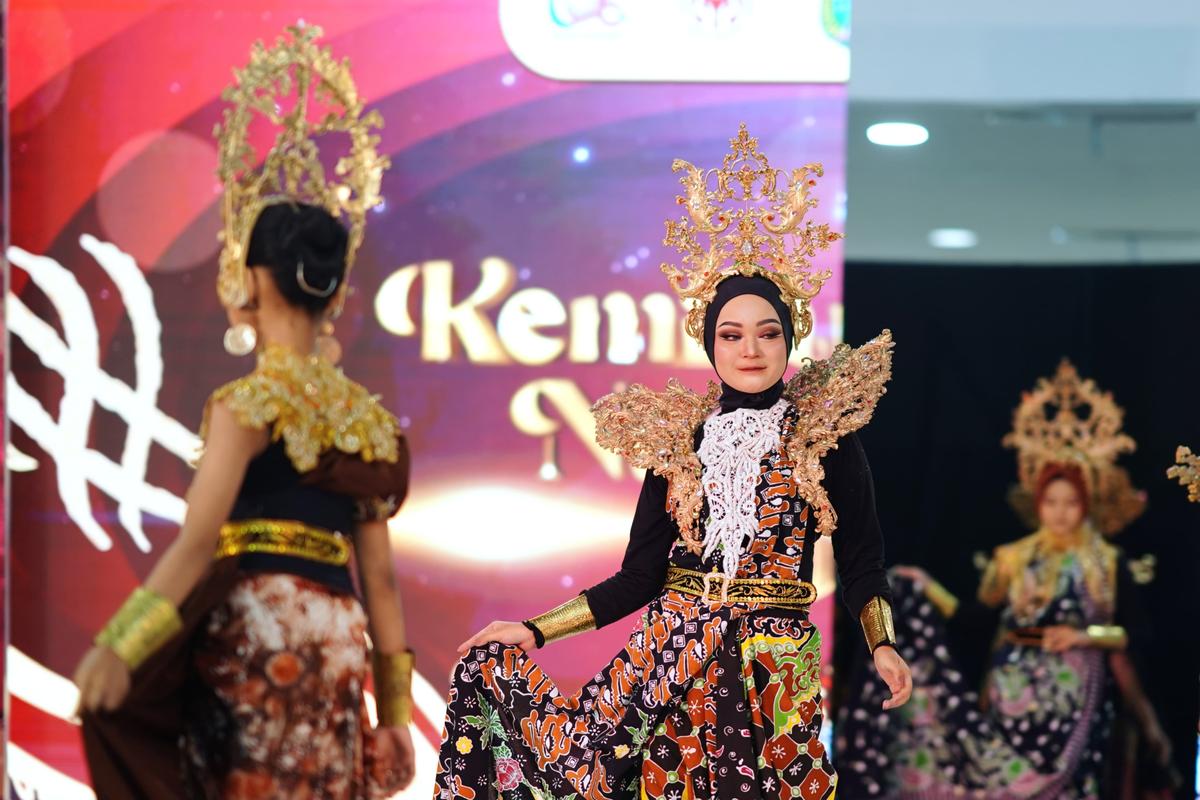 Foto 13 dari 13: Buka Kemilau Batik Nusantara, Pj Wali Kota Ingin Batik Semakin Dikenal dan Dicintai