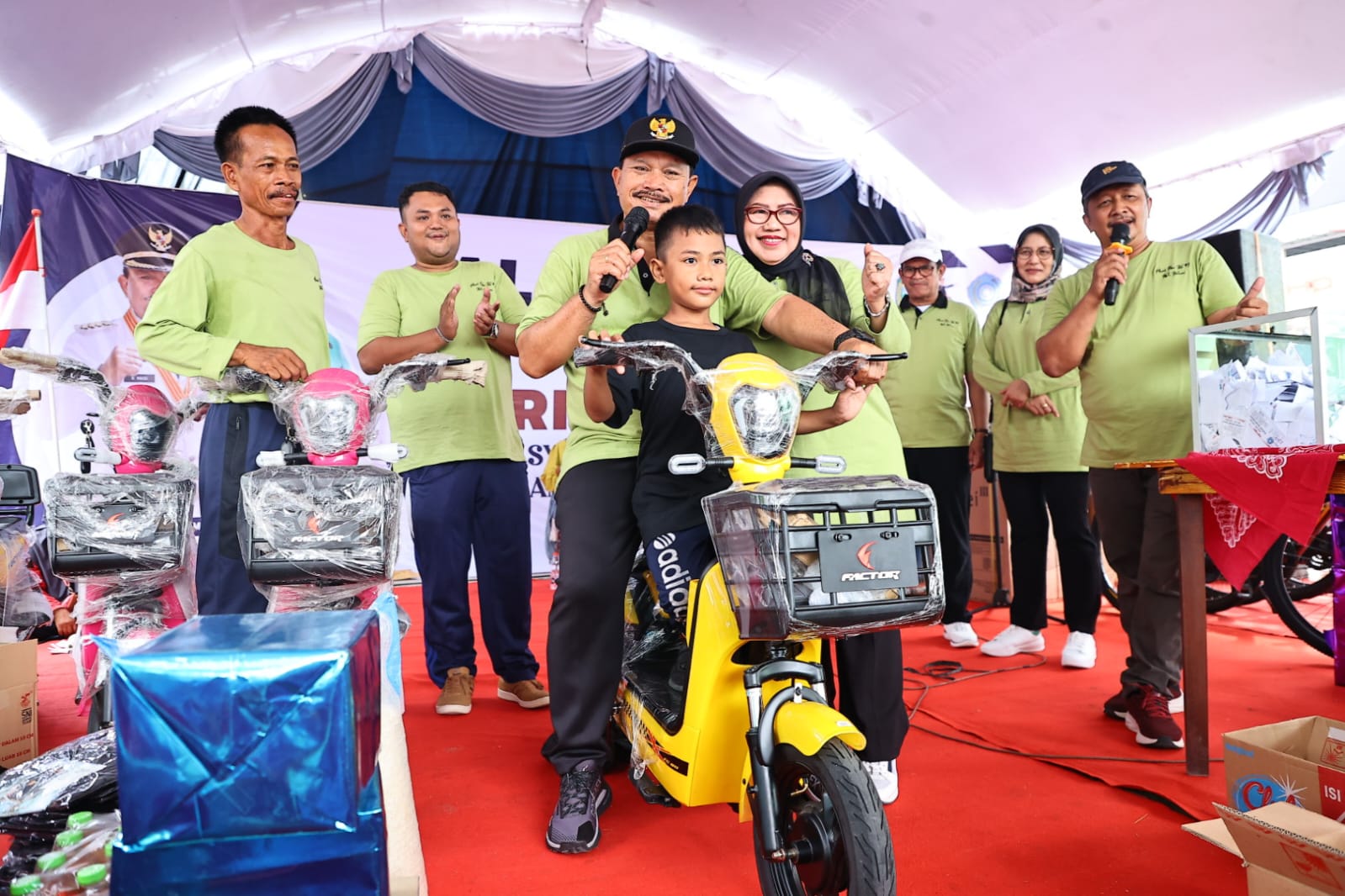 Foto 6 dari 9: Peringati Hari Ibu, Warga Kelurahan Kelun Gelar Jalan Santai Bersama Wali Kota
