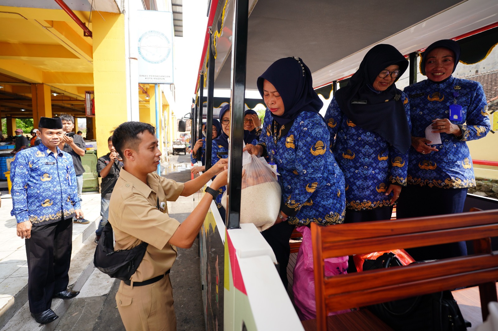 Foto 3 dari 10: Pemkot Madiun Sosialisasikan Belanja Drive Thru Di PBM