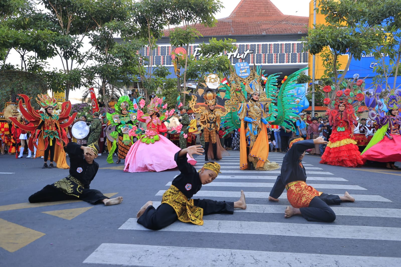 Foto 7 dari 8: Parade Senja SMPN 2 dan PBB Kreasi SMKN 3 Banjir Atensi