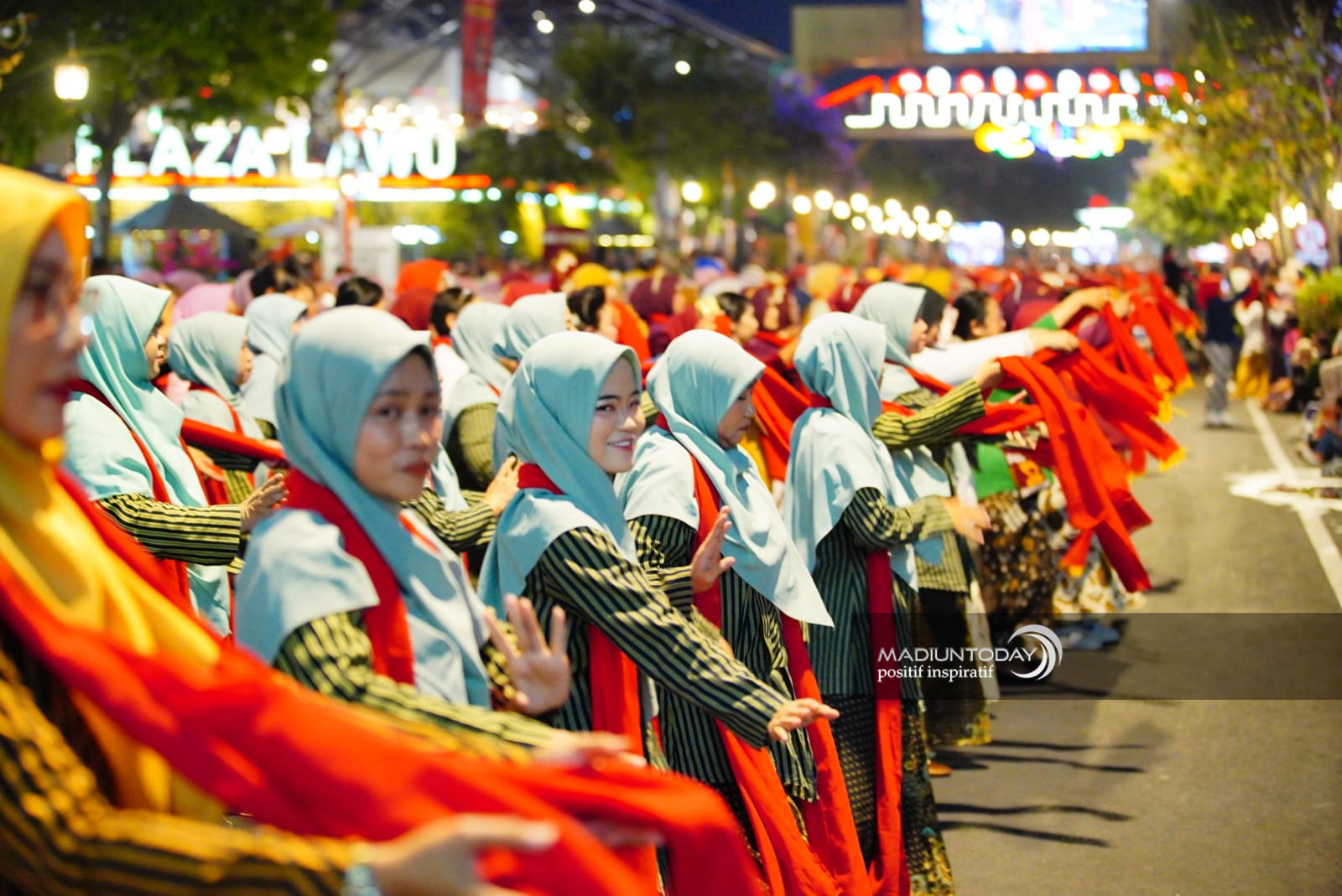 Foto 2 dari 29: 5.000 Peserta Madiun Menari Ukir Sejarah Kota, Sekaligus Jadi Bukti Cinta Masyarakat Untuk Daerahnya