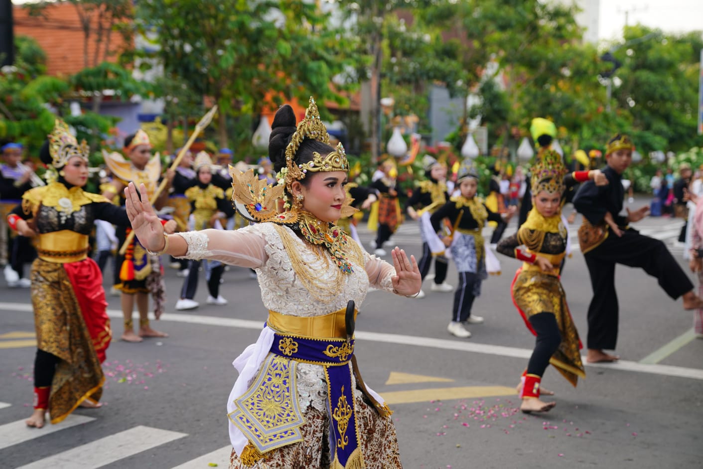 Foto utama berita: Kembali Digelar, Parade Senja Curi Perhatian Wisatawan PSC