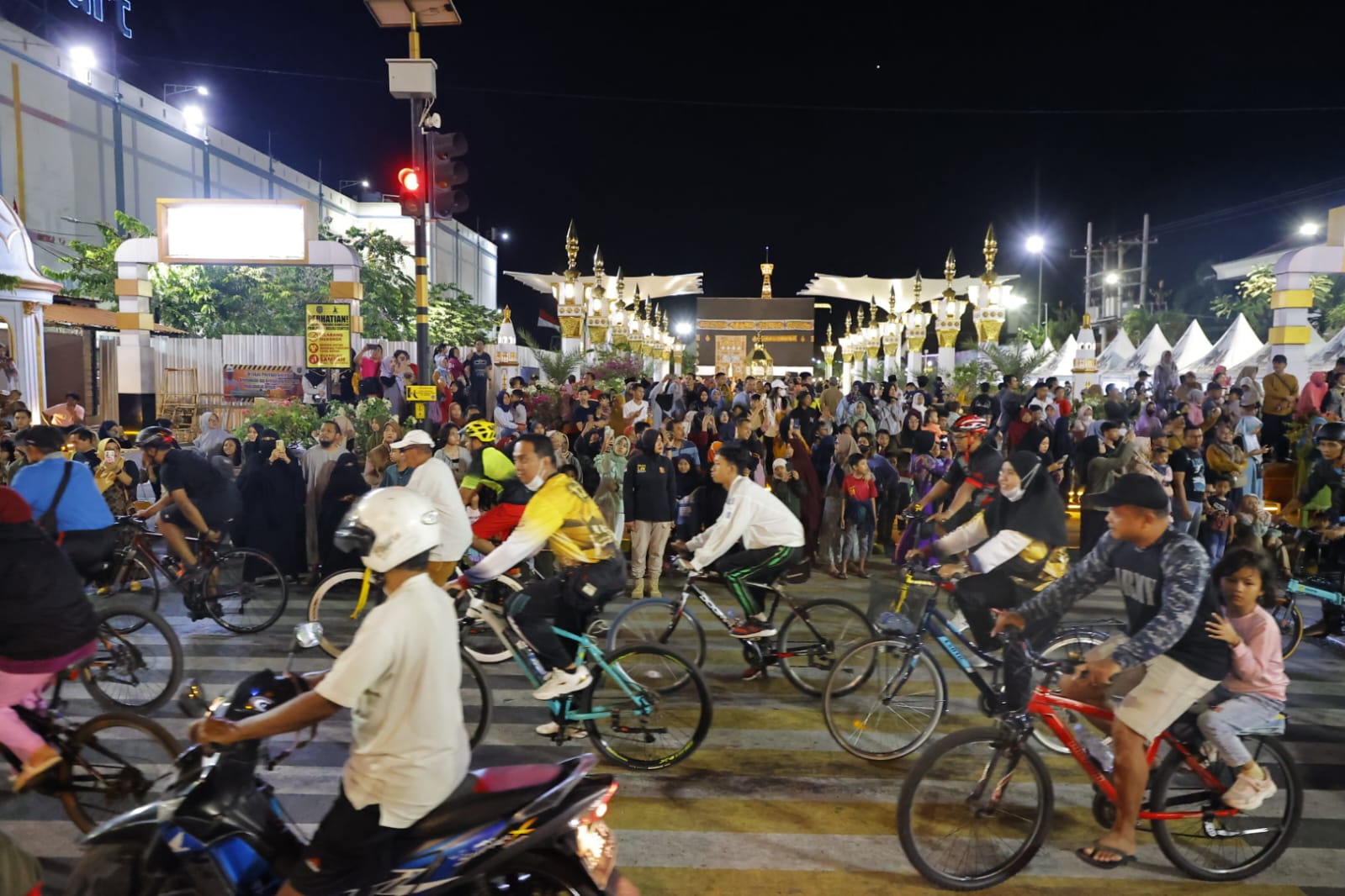 Foto 6 dari 6: Gelaran Madiun Night Cycling Berlangsung Meriah, Diberangkatkan Wali Kota, Diikuti Ribuan Pesepeda