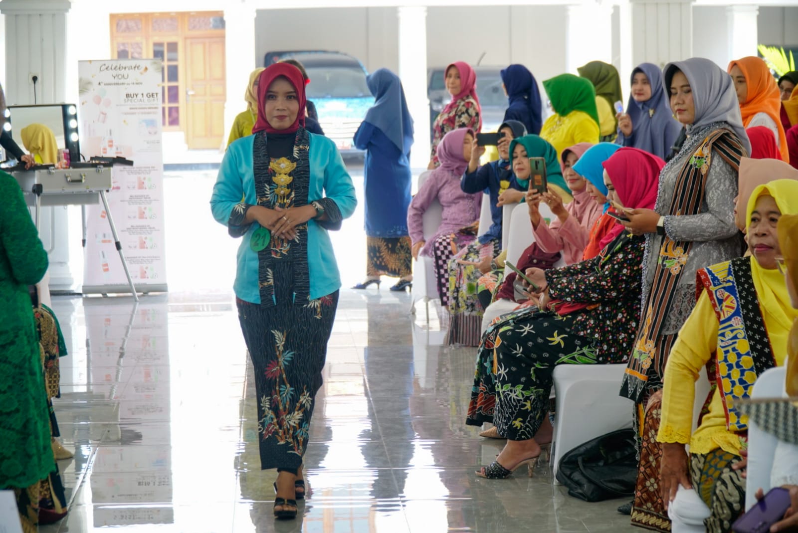 Foto 8 dari 13: Serunya Giat PKK Rayakan Hari Kartini Dengan Lomba Merias Wajah