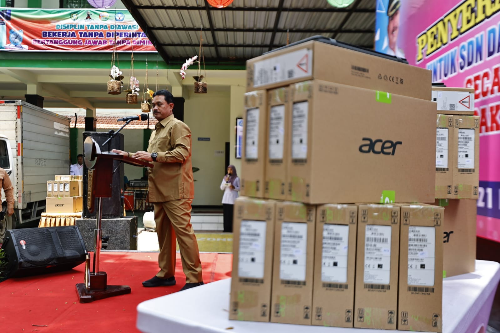 Foto 7 dari 9: Laptop Gratis Dibagikan Kepada Siswa, Wali Kota Harap Peningkatan SDM Berkualitas Di Kota Pendekar