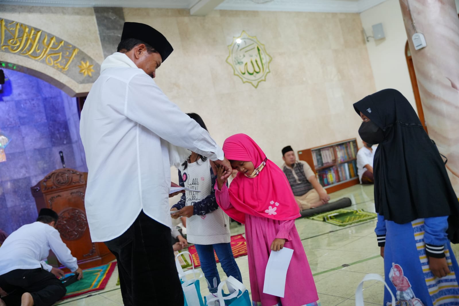 Foto 5 dari 10: Safari Ramadan Salat Jumat di Masjid At-Taqwa, Wali Kota Ajak Jamaah Tingkatkan Ibadah