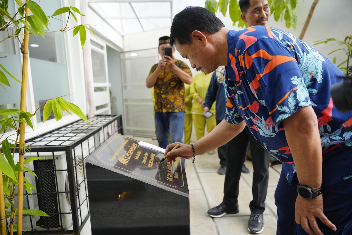 Foto 3 dari 8: Resmikan Pusat Pijat Refleksi Di Madiun, Wali Kota : Jaga Kesehatan Agar Hidup Bahagia