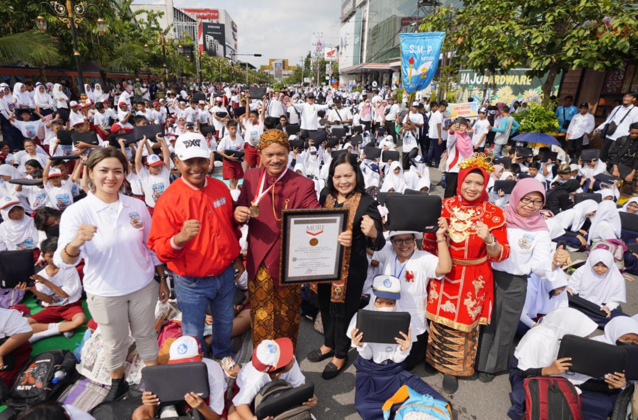 Foto 1 dari 7: Peringatan Hardiknas, Wali Kota: Kita Siapkan Generasi Emas 2045 Melalui Program Laptop