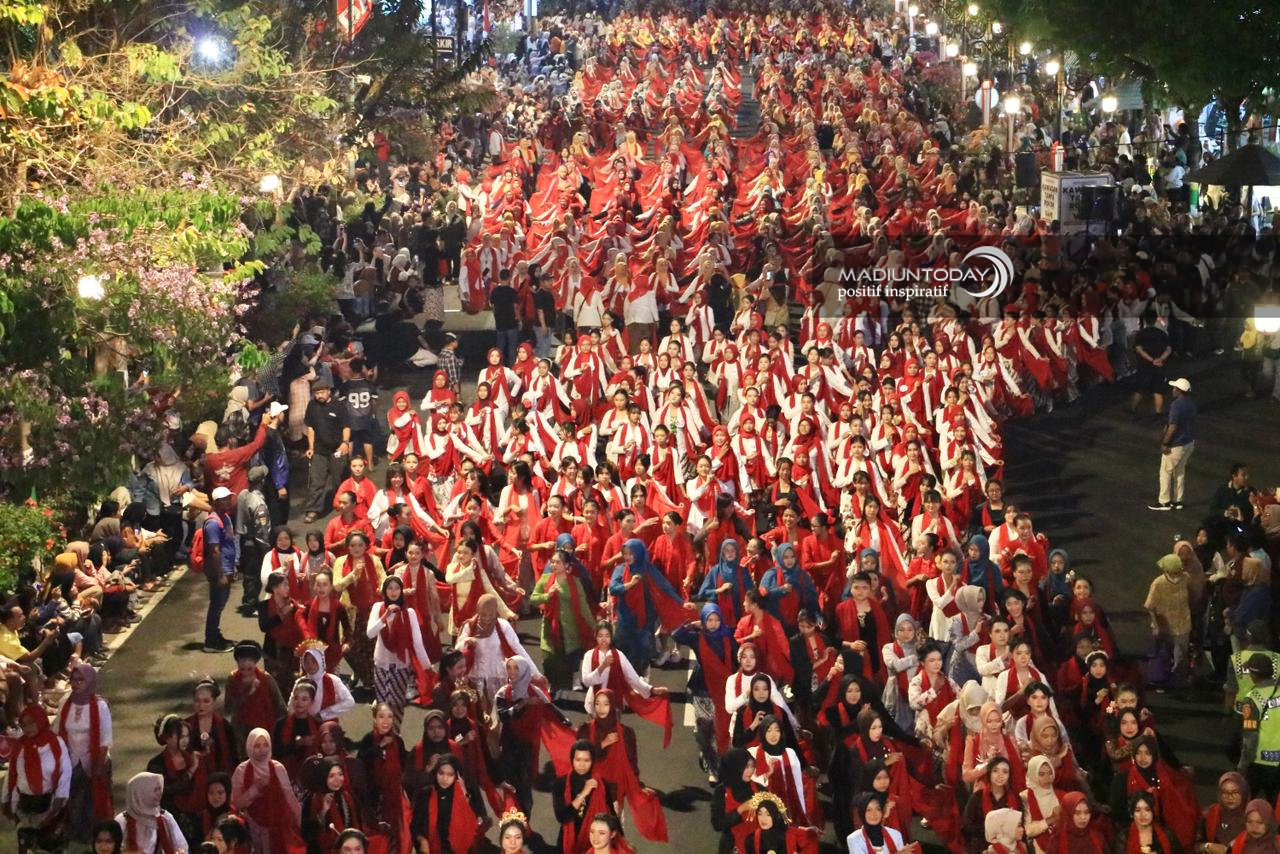 Foto 22 dari 29: 5.000 Peserta Madiun Menari Ukir Sejarah Kota, Sekaligus Jadi Bukti Cinta Masyarakat Untuk Daerahnya