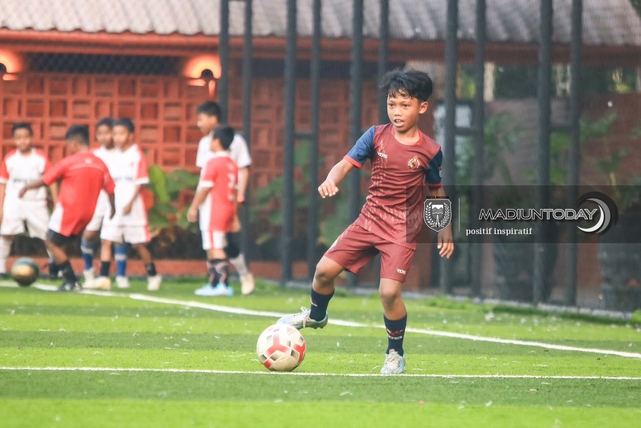 Foto 7 dari 10: Kantongi Puluhan Kejuaraan di Usia 10 Tahun, Pesepak Bola Cilik Kota Pendekar Ini Dipercaya Jadi Kapten di Ibu Kota