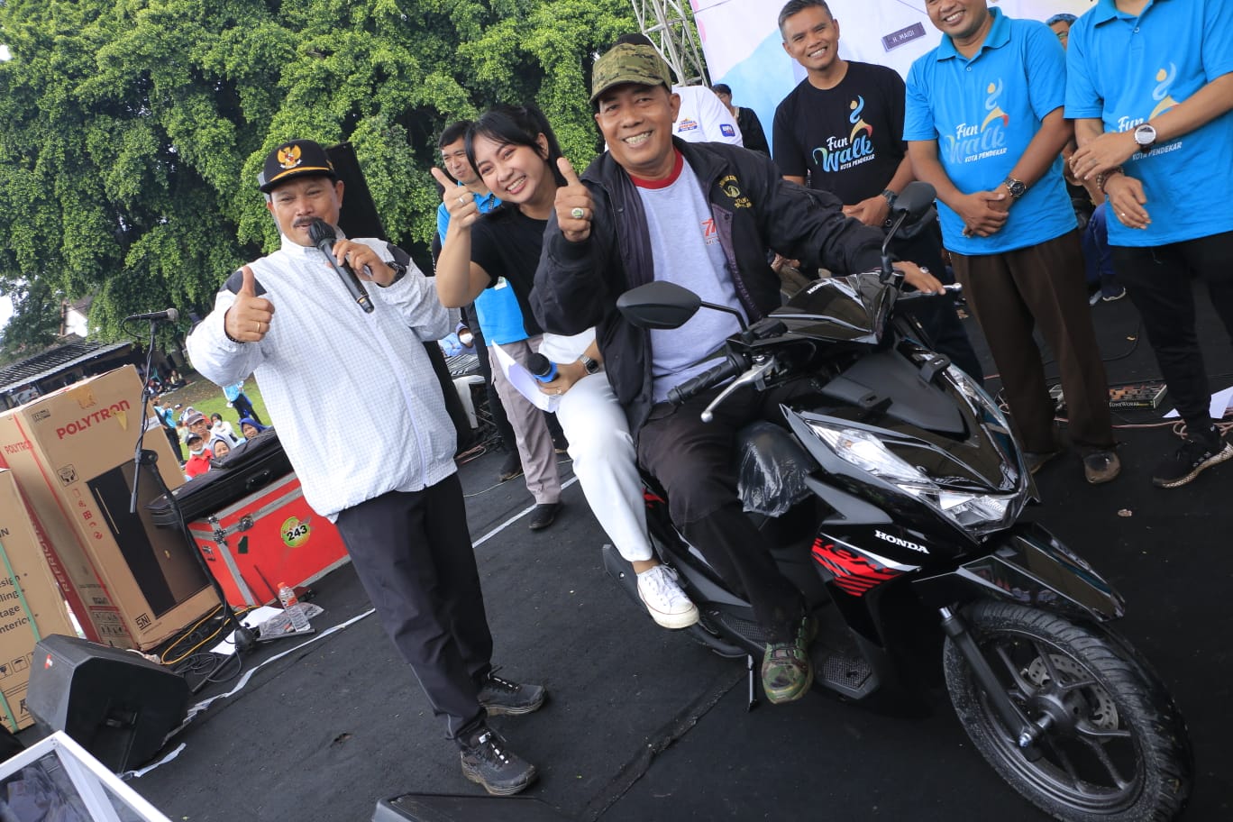 Foto 9 dari 10: Berangkatkan Peserta Fun Walk, Wali Kota Apresiasi Semangat Peserta