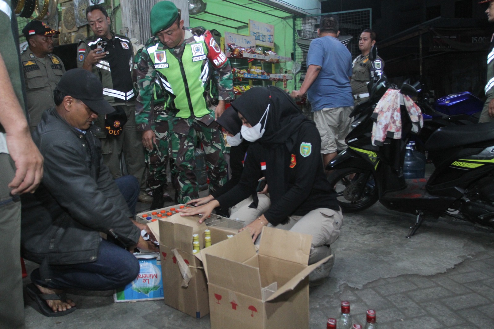 Foto 4 dari 7: Gelar Razia Wujudkan Trantibum, Petugas Amankan Puluhan Liter Miras Berbagai Jenis dan Merek