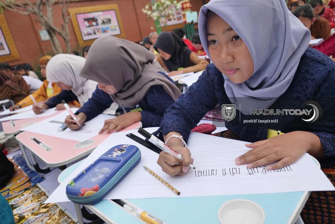 Foto 10 dari 18: 1.588 Pelajar Madiun Rawat Warisan Budaya Jawa Lewat Aksara dan Geguritan