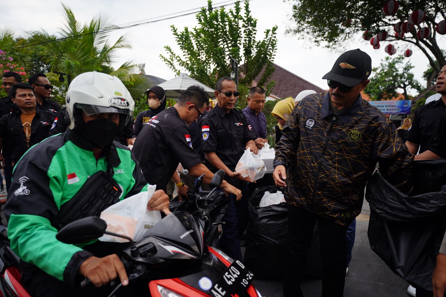 Foto 9 dari 10: Hadiri Giat Berbagi Takjil Komunitas Pajero, Wali Kota Apresiasi Kepedulian Komunitas untuk Sesama