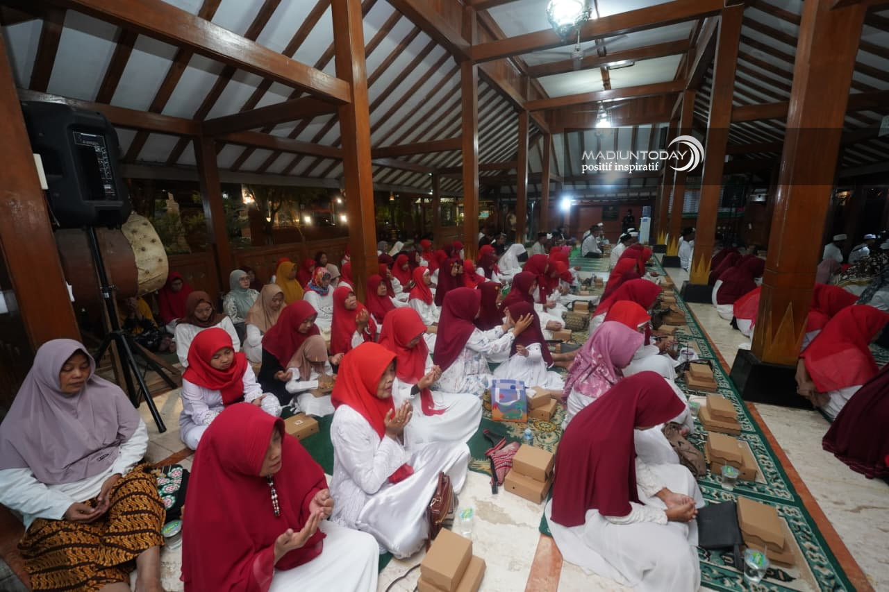 Foto 8 dari 33: Kesenian Klasik Gembrungan Hidupkan Malam Manggulan Grebeg Maulud Kota Pendekar