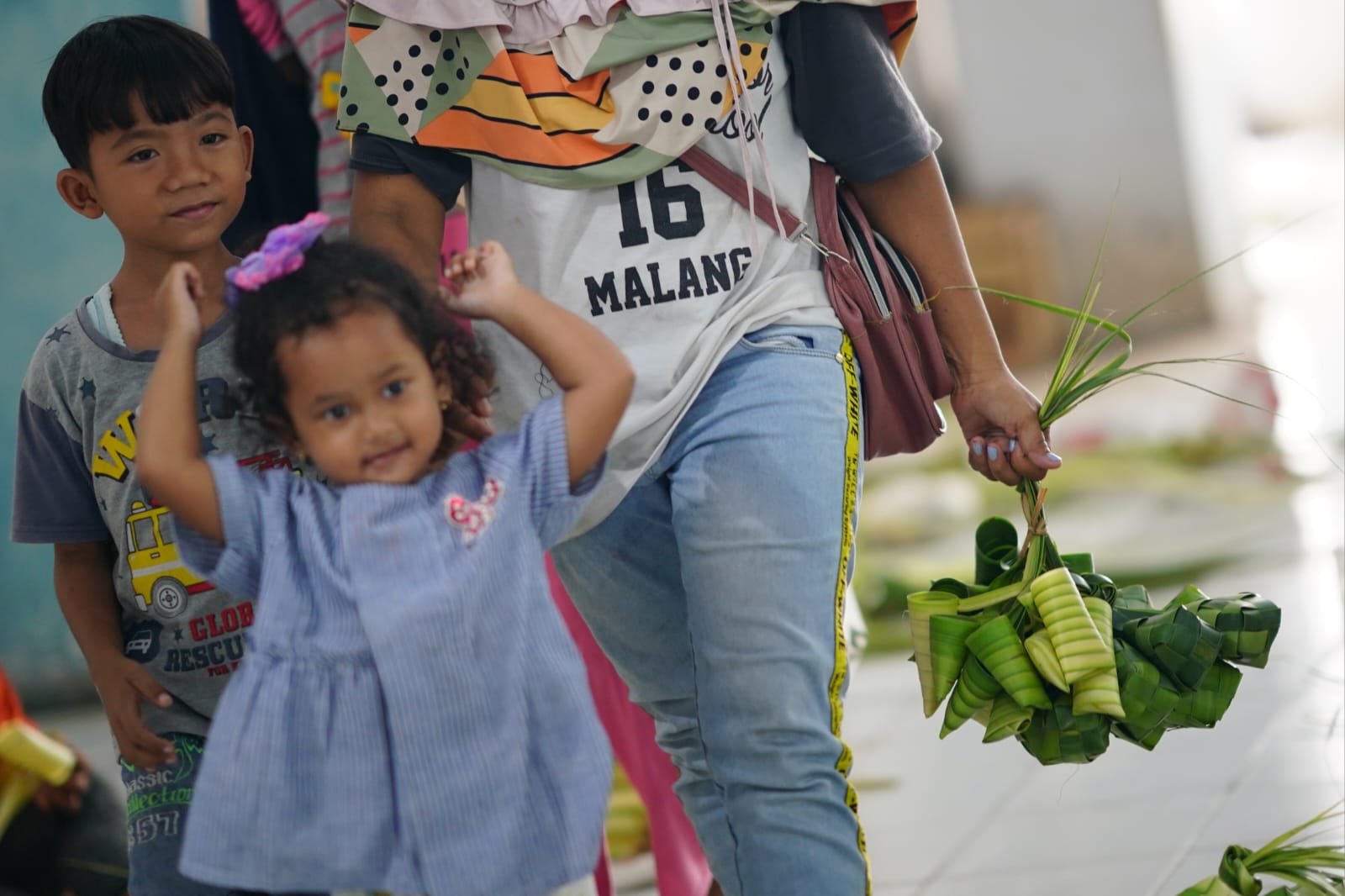 Foto 6 dari 10: Baru H+3 Lebaran, Pedagang Ketupat PBM Akui Penjualan Tahun Ini Lebih Laris