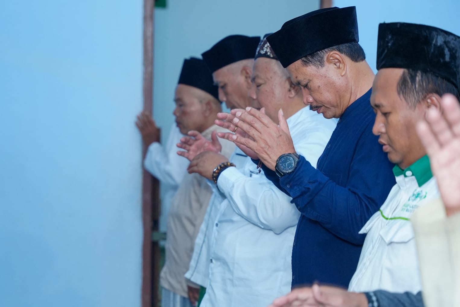 Foto 2 dari 10: Gelar Salat Isya di Masjid Baddal’ul Muttaqin, Wali Kota Sosialisasi Sekaligus Salurkan Bantuan ke Warga