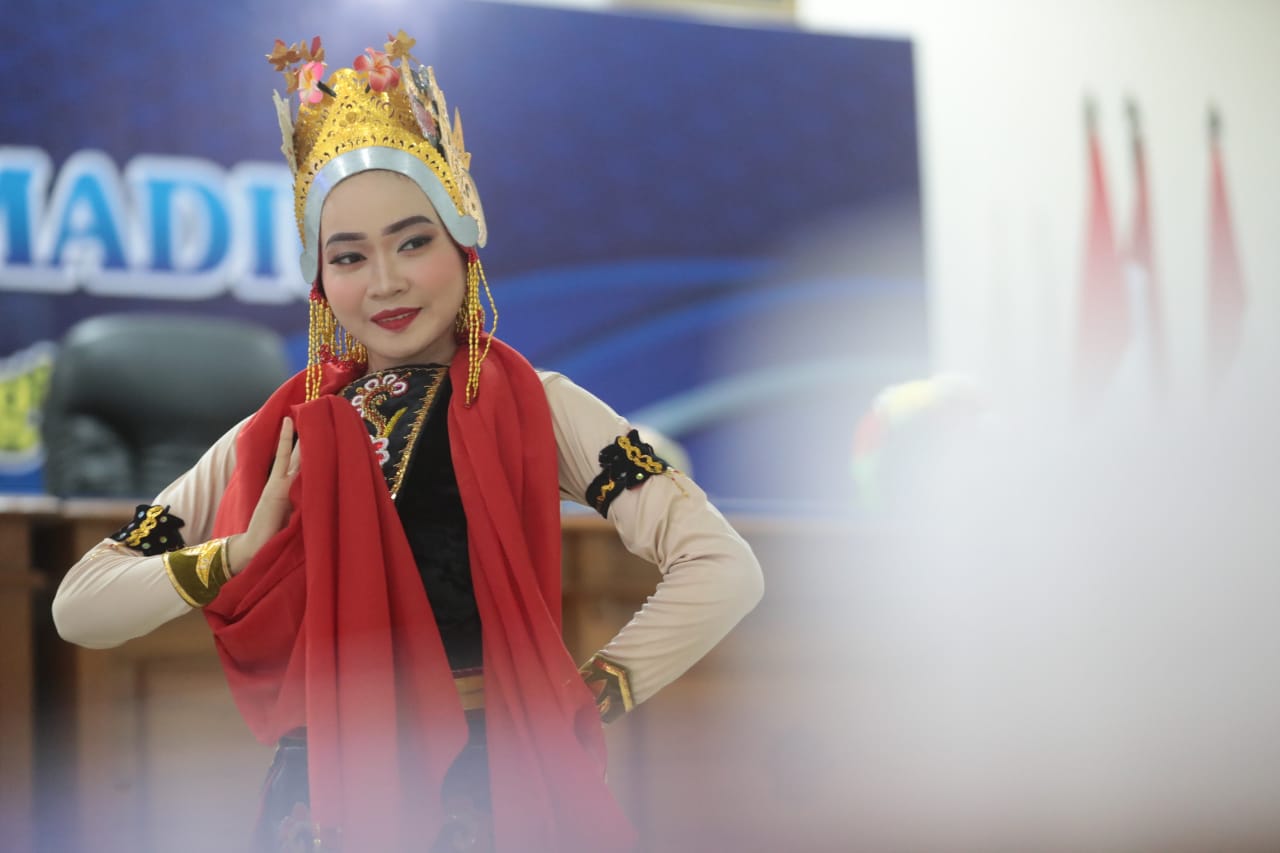 Foto 5 dari 11: Hadiri Parenting SMPN 7, Wali Kota Pesan ke Orangtua Agar Bijak di Era Digital