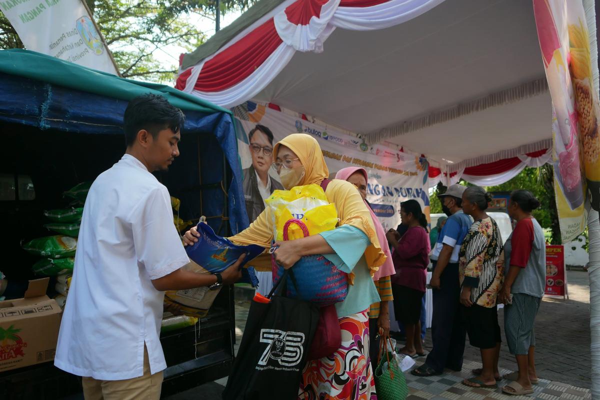 Foto 10 dari 19: Stabilisasi Harga Dan Stok Bahan Pangan, Pemprov Jatim - Pemkot Madiun Hadirkan Gerakan Pangan Murah