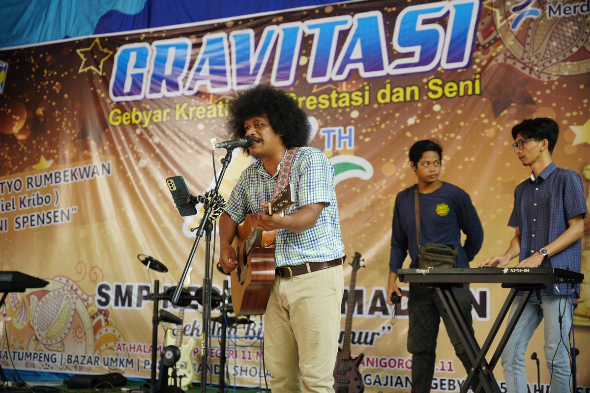 Foto 6 dari 8: Hadiri Peringatan HUT SMPN 11, Wali Kota Harap Makin Berprestasi
