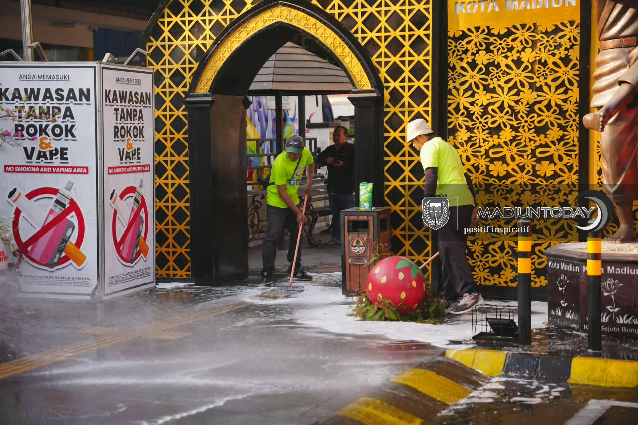 Foto 10 dari 14: Tak Sekadar Imbauan, Plt Wali Kota Turun Langsung Bersihkan Kawasan Pahlawan