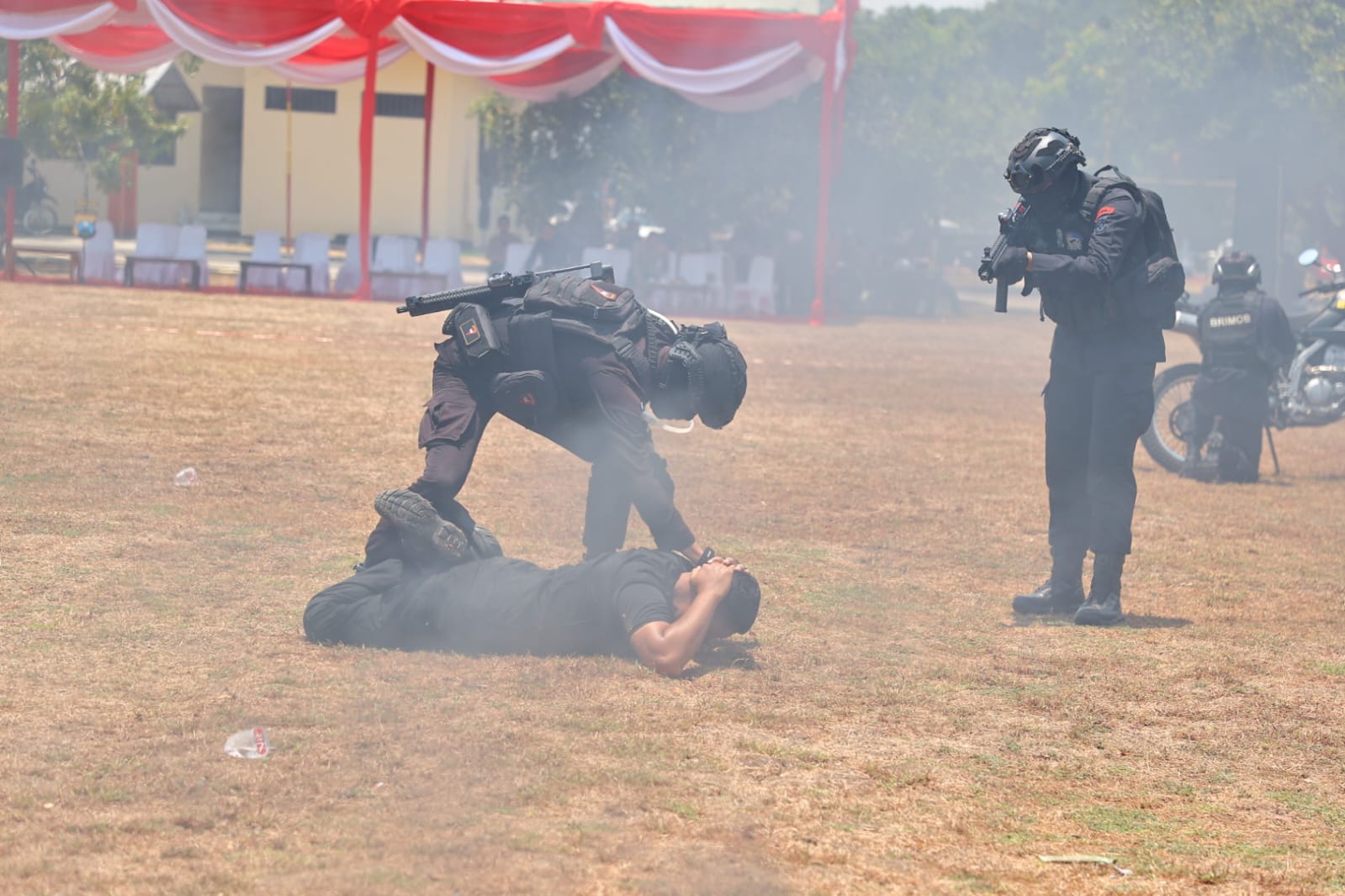 Foto 1 dari 9: Ada ‘Kerusuhan’ di KPU Kota Madiun, Polisi Berhasil Kendalikan Situasi dan Amankan Perusuh