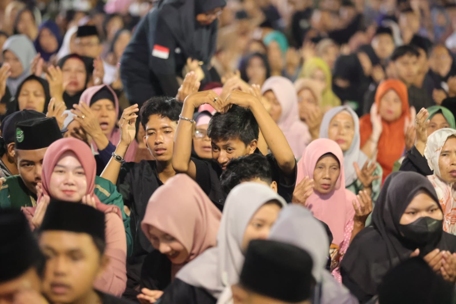 Foto 14 dari 19: Agungkan Nabi Muhammad Dalam Madiun Bersholawat