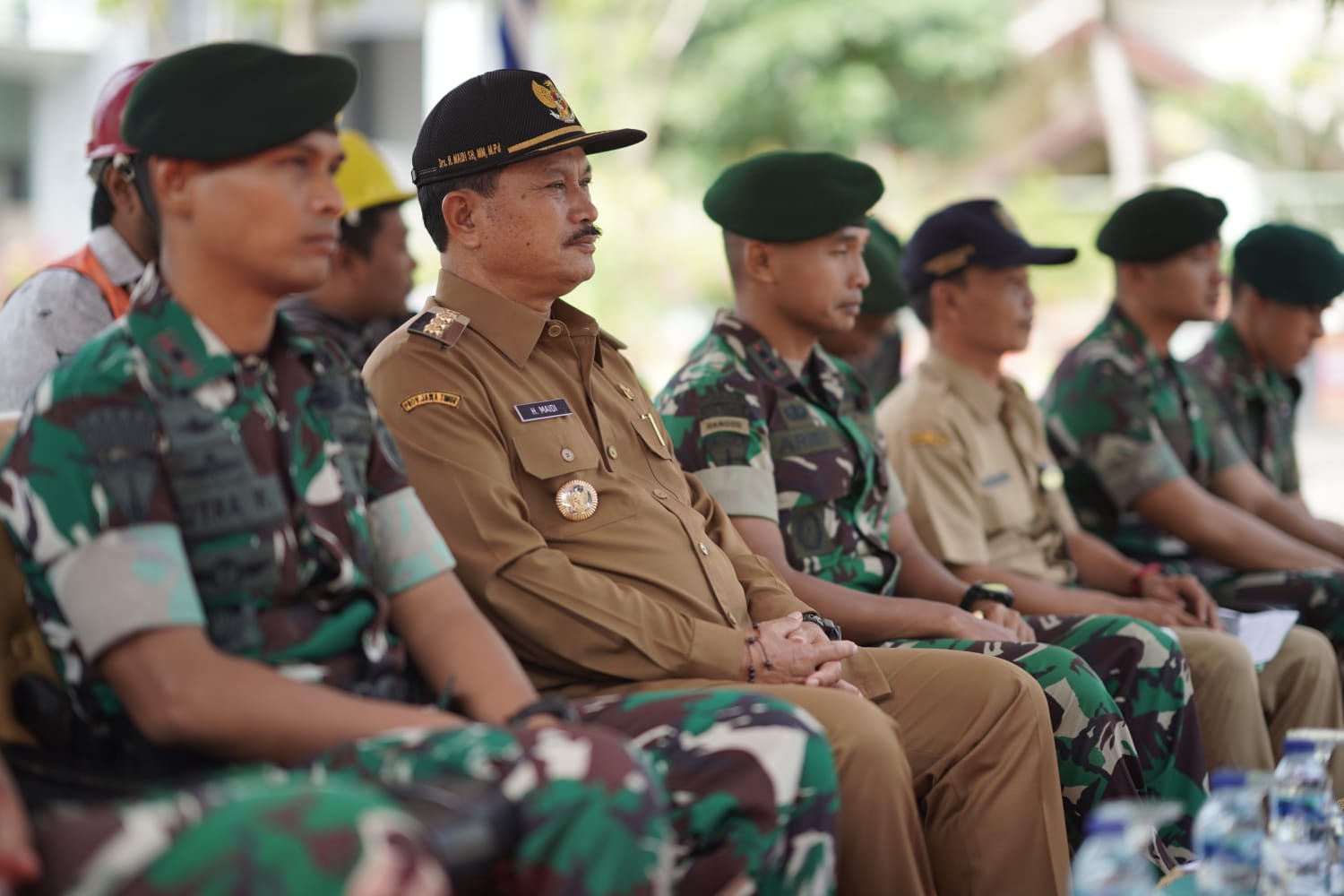 Foto 5 dari 8: Peletakan Batu Pertama Pembangunaan Pagar di Mayonif Para Raider 501/BY, Wali Kota: Wujud Identitas Kuat dan Hebat