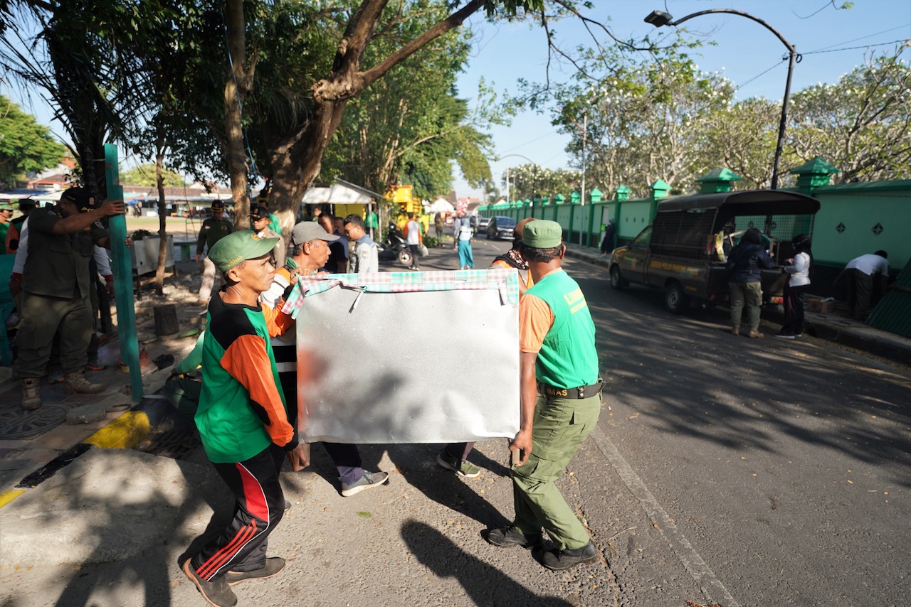 Foto 7 dari 8: Lapangan Gulun Dibersihkan, Libatkan 150 Petugas Gabungan Hingga Pedagang