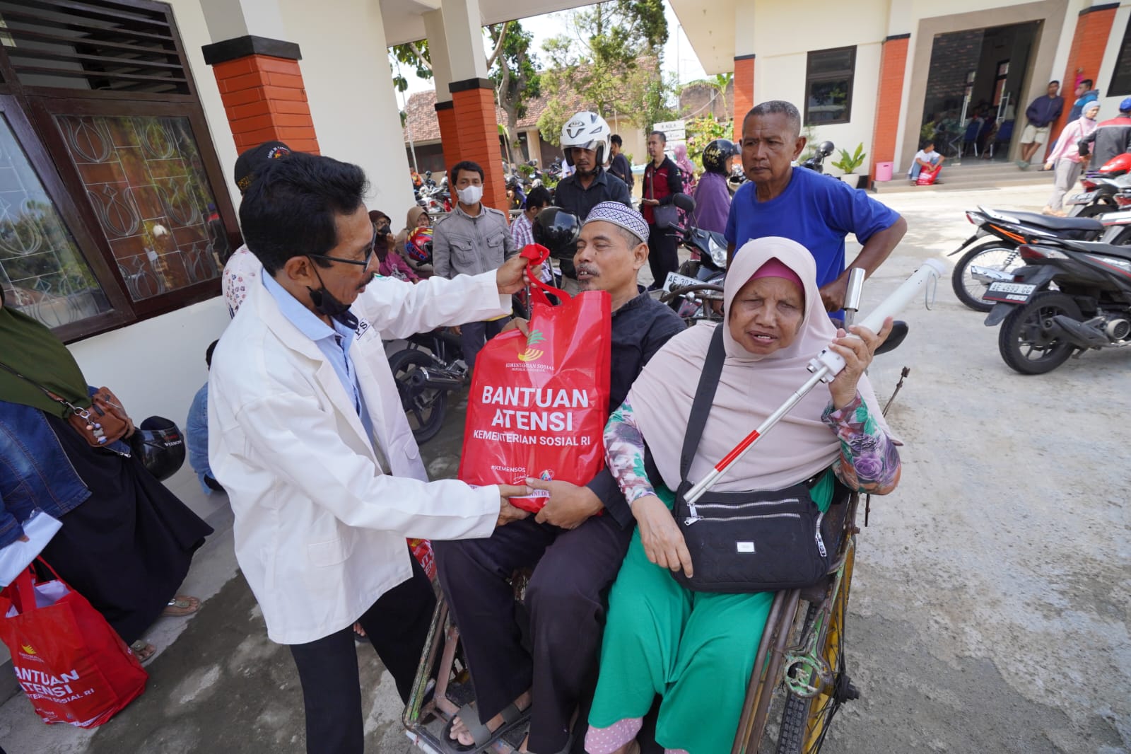 Foto 7 dari 7: Penyerahan Bantuan Kemensos Berlanjut, Hari Ini 345 PPKS Terima Bantuan Sembako