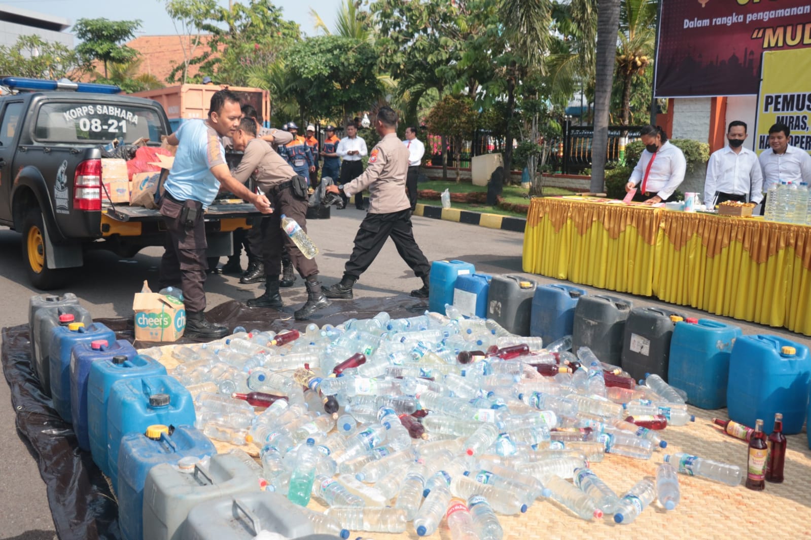 Foto 10 dari 10: Jaga Kondusifitas Lebaran, Polisi Musnahkan Miras Hingga Knalpot Brong Hasil Sitaan Selama Sepekan