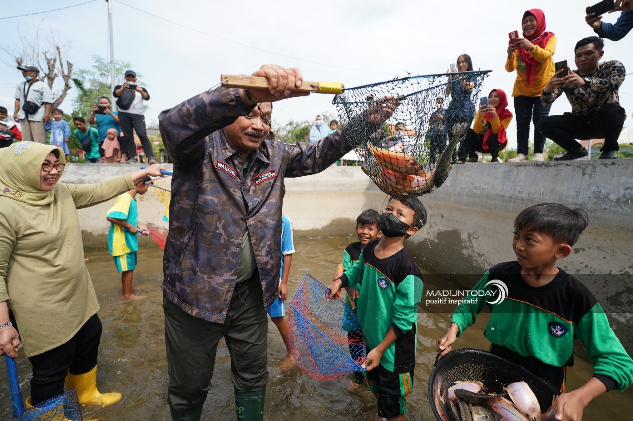 Foto 4 dari 8: Keceriaan Siswa Menangkap Ikan Bersama Wali Kota