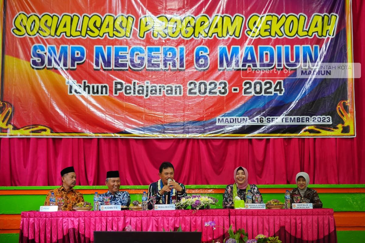 Foto 1 dari 8: Hadiri Sosialisasi Program Sekolah Di SMPN 6, Wali Kota Sampaikan Strategi Menuju Generasi Emas 2045