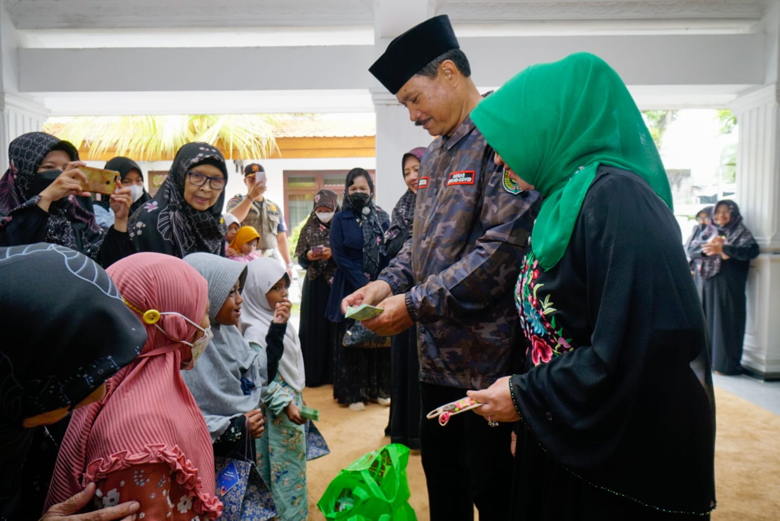 Foto 6 dari 16: Berbagi Kebahagiaan Dengan Anak Yatim, Wali Kota Ajak Keliling Naik Elcito