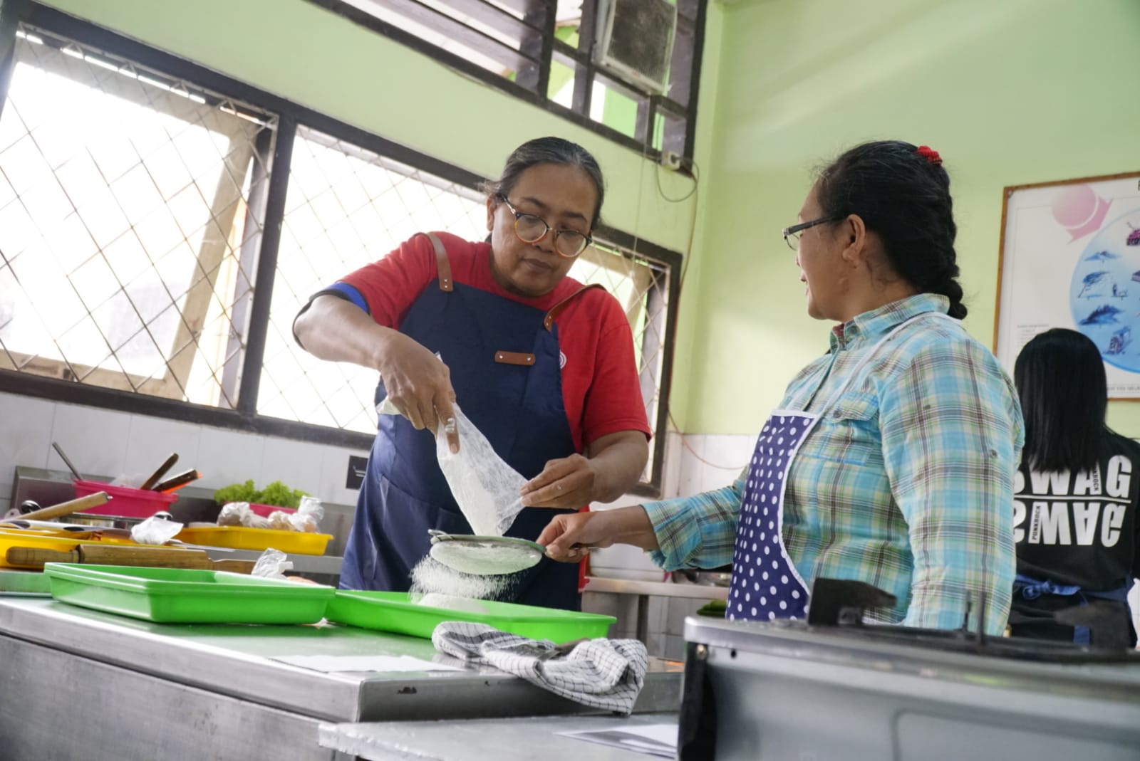 Foto 9 dari 11: Tambah Skill Driver Ojol Perempuan, Dinsos PPPA Gelar Pelatihan Memasak