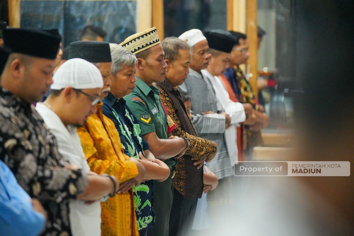 Foto 3 dari 8: Salat Isya di Masjid Baitul Jannah, Wali Kota Setujui Bantuan Pembangunan Rp 50 Juta