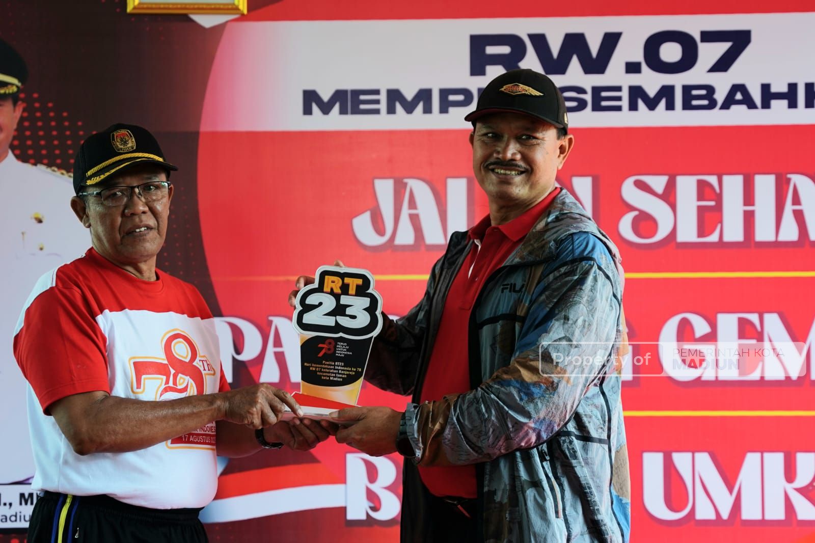 Foto 3 dari 9: Hadiri Giat Warga RW 07 Perumahan Taman Asri, Wali Kota Apresiasi Kekompakan dan Kerukunan Warga
