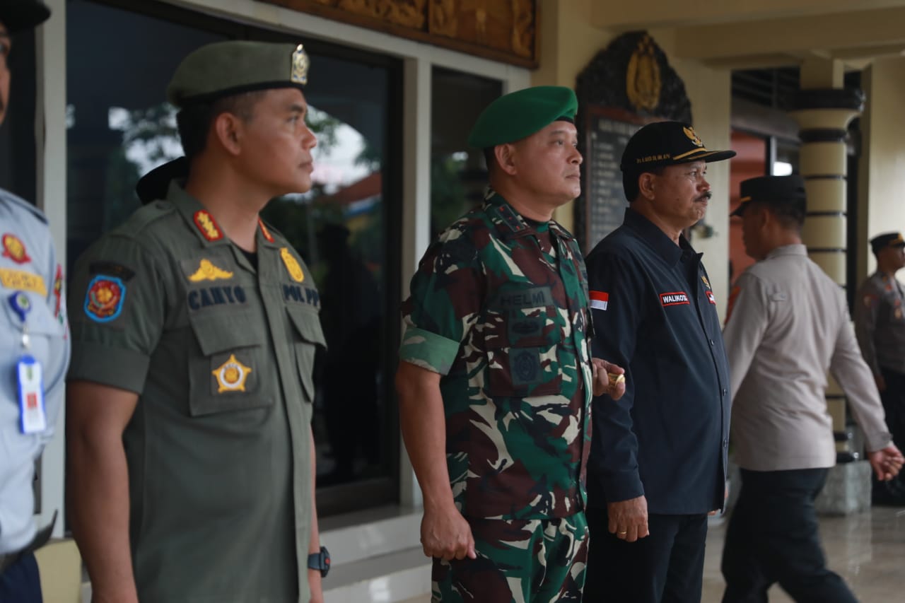 Foto 2 dari 18: Jaga Kondusivitas Kota, Forkopimda Siap Laksanakan Pengamanan Di Malam Tahun Baru