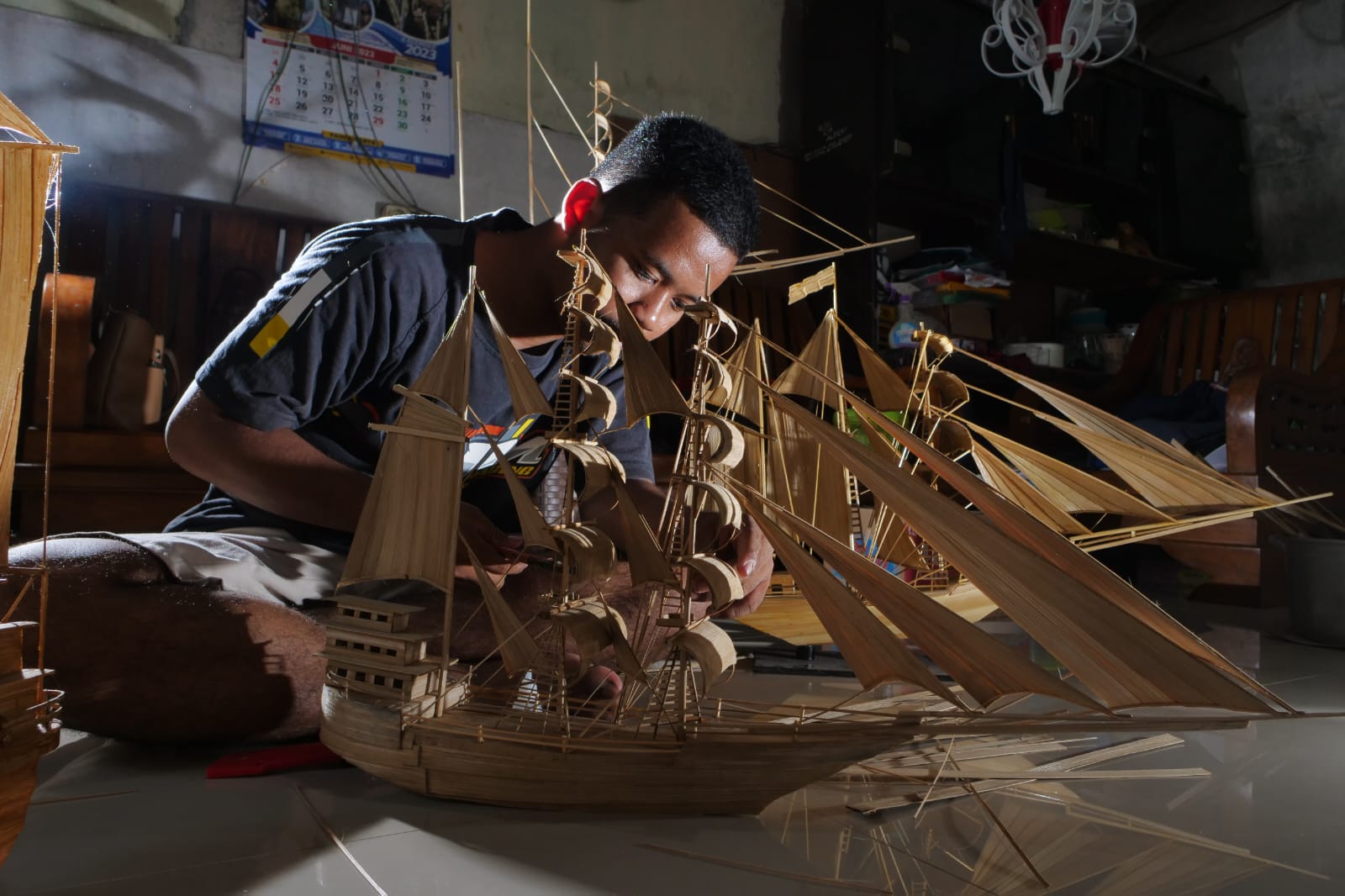 Foto utama berita: Lewat Miniatur Kapal Pinisi, Warga Kelurahan Nambangan Kidul Ini Salurkan Bakat Seni