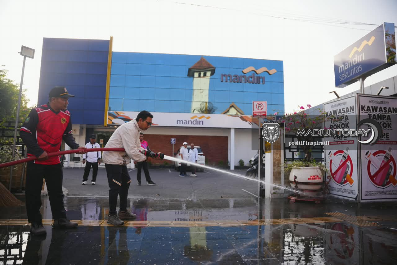 Foto 1 dari 14: Tak Sekadar Imbauan, Plt Wali Kota Turun Langsung Bersihkan Kawasan Pahlawan