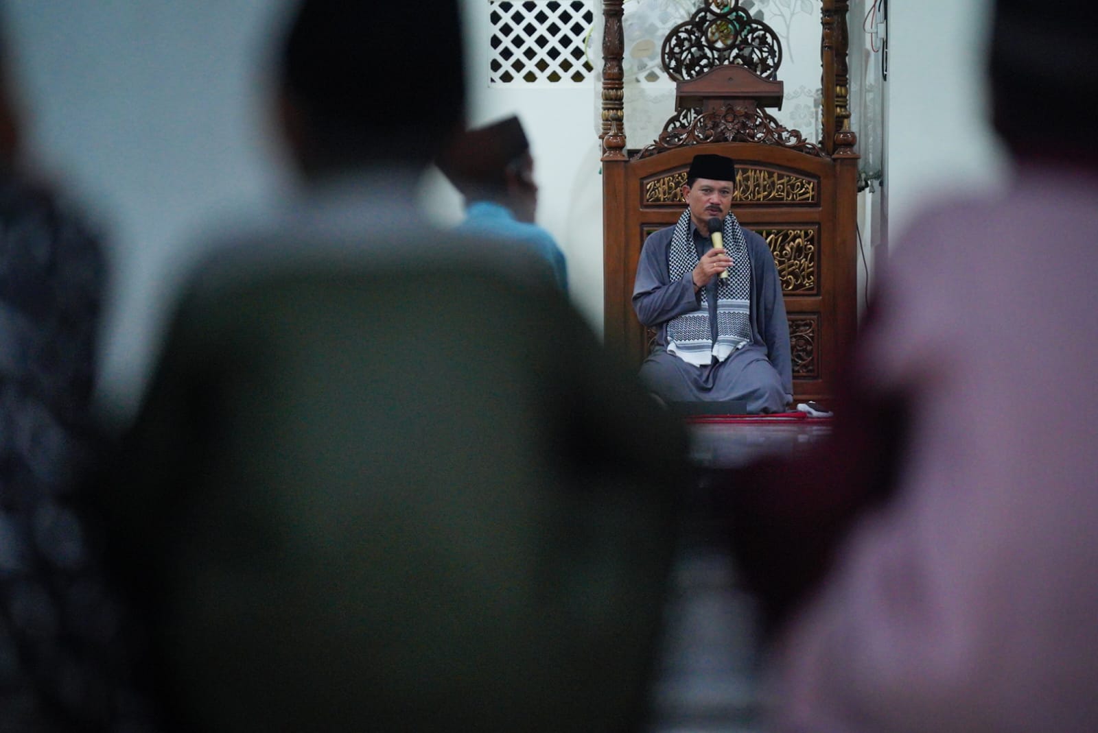 Foto 2 dari 10: Salat Isya dan Tarawih di Masjid Kuncen, Wali Kota Harapkan Kerukunan Terjaga